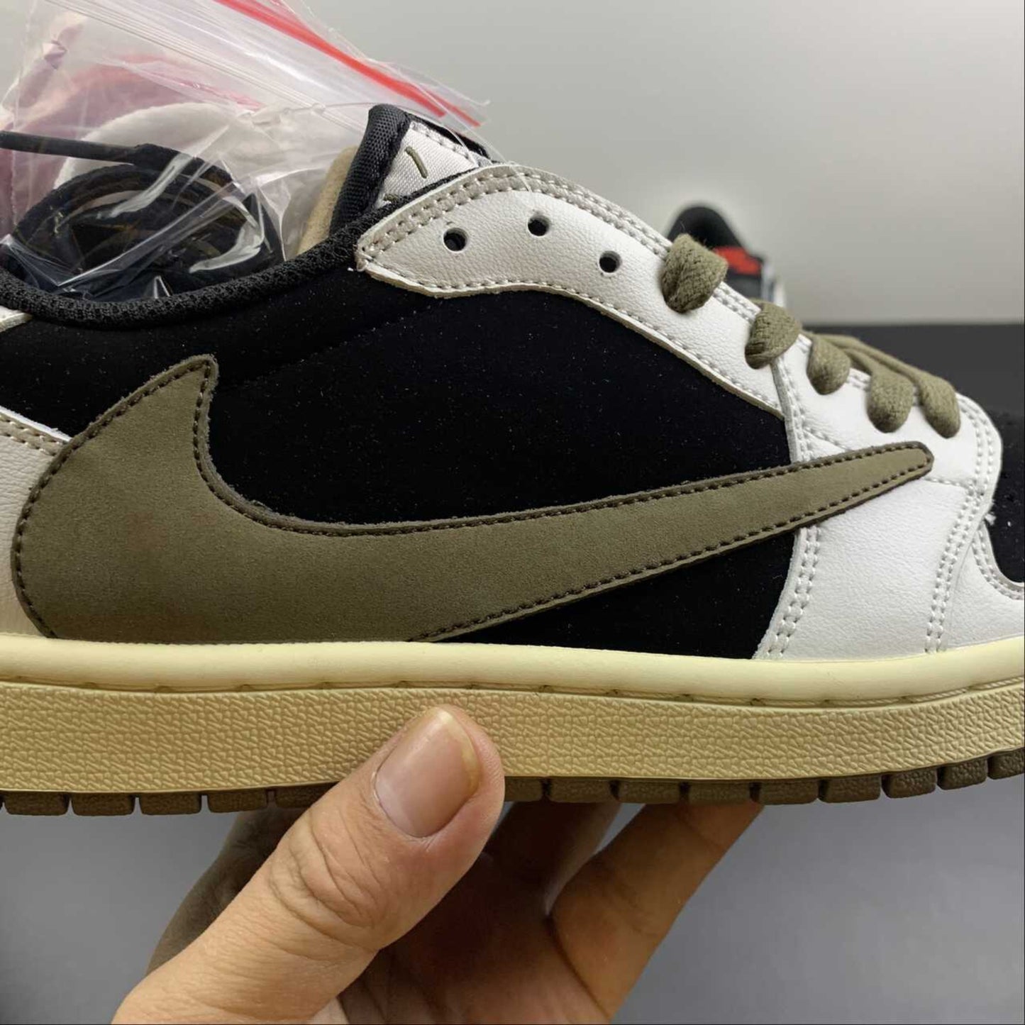 Tênis Travis Scott x AJ1 Low Olive