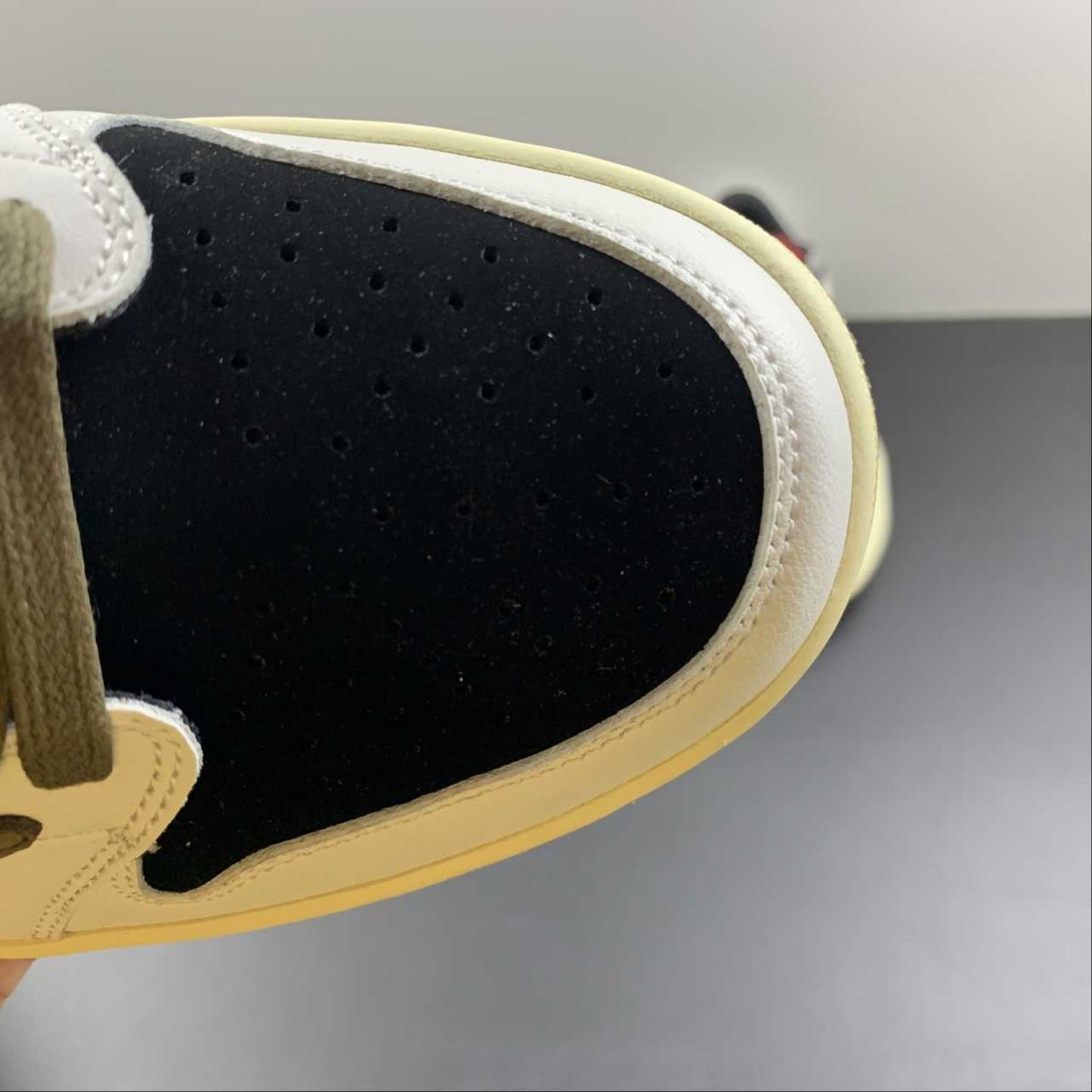 Tênis Travis Scott x AJ1 Low Olive