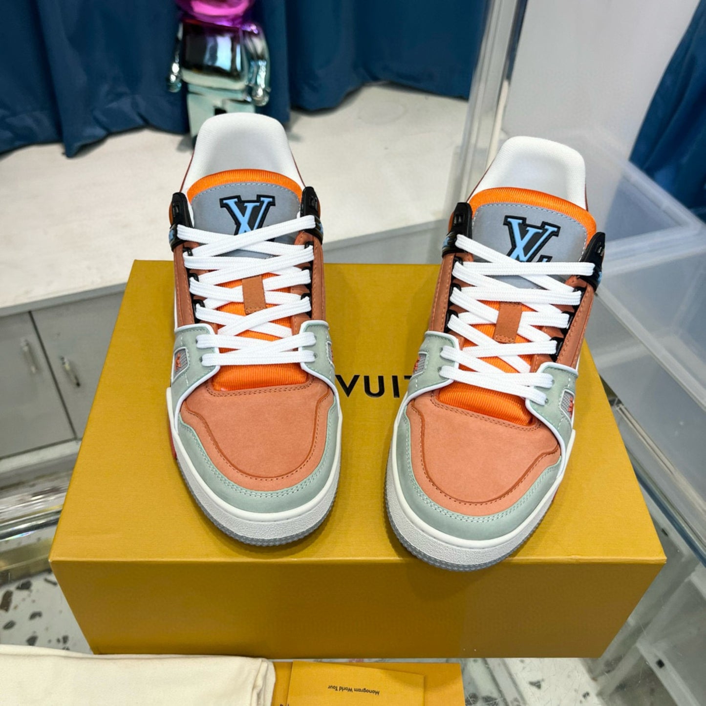 Sneaker Lv Trainer Laranja com Cinza