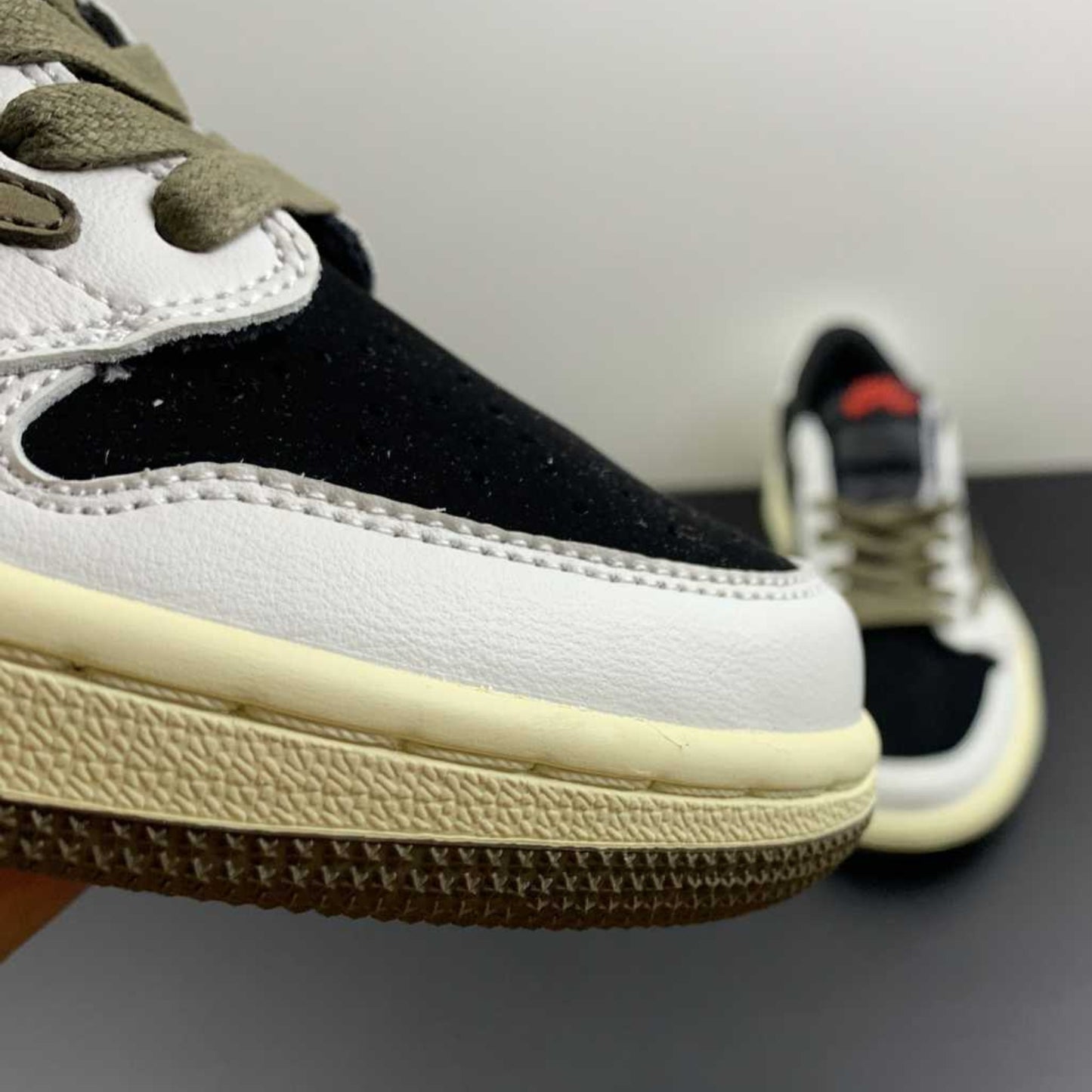 Tênis Travis Scott x AJ1 Low Olive