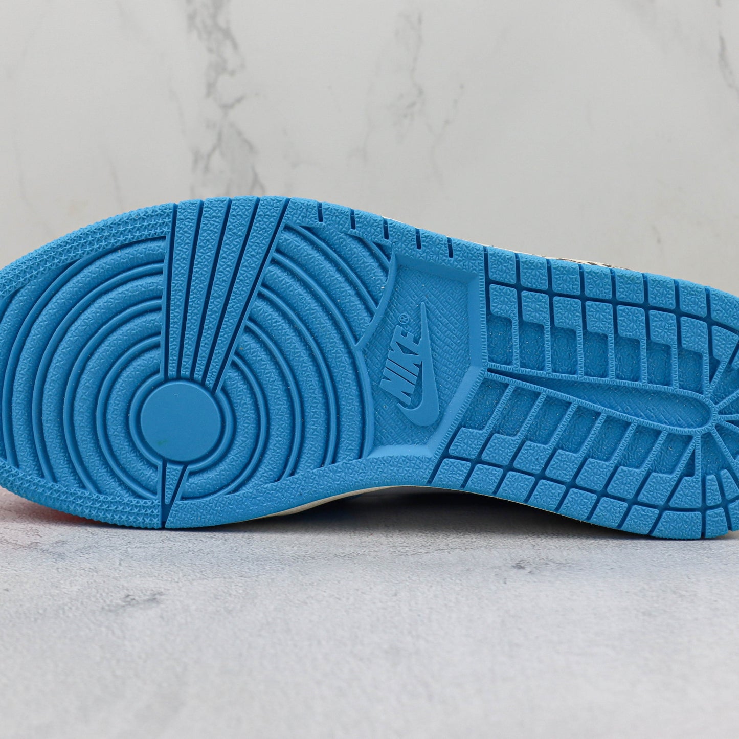 Tênis Off-Wh x AJ1 UNC