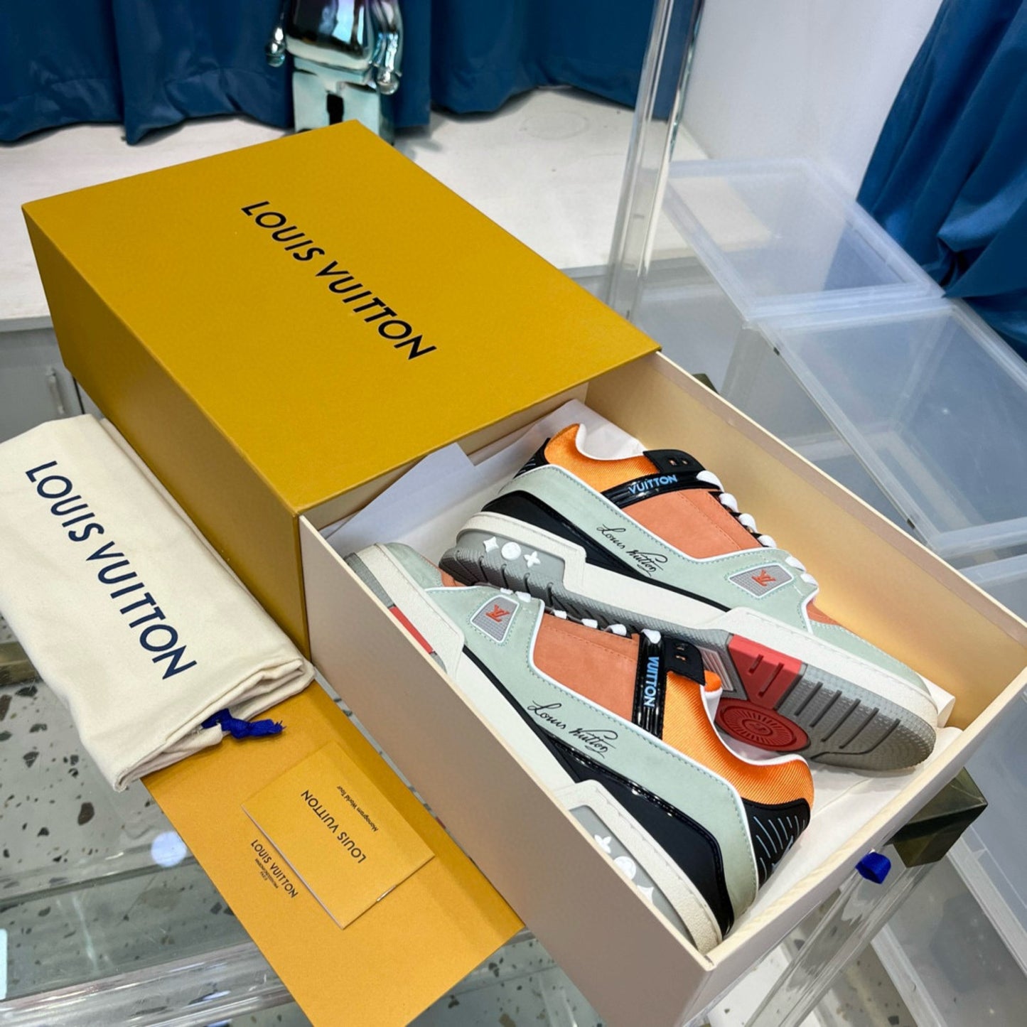 Sneaker Lv Trainer Laranja com Cinza