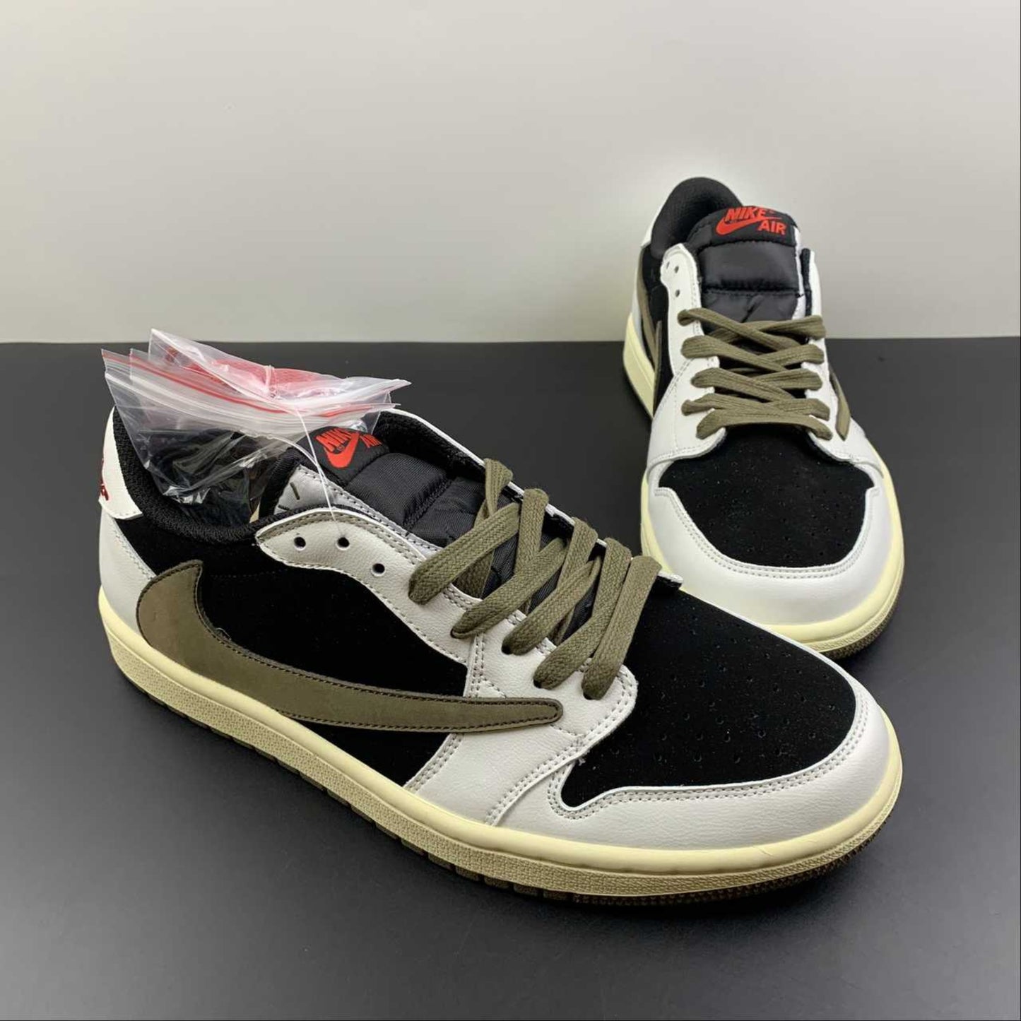 Tênis Travis Scott x AJ1 Low Olive