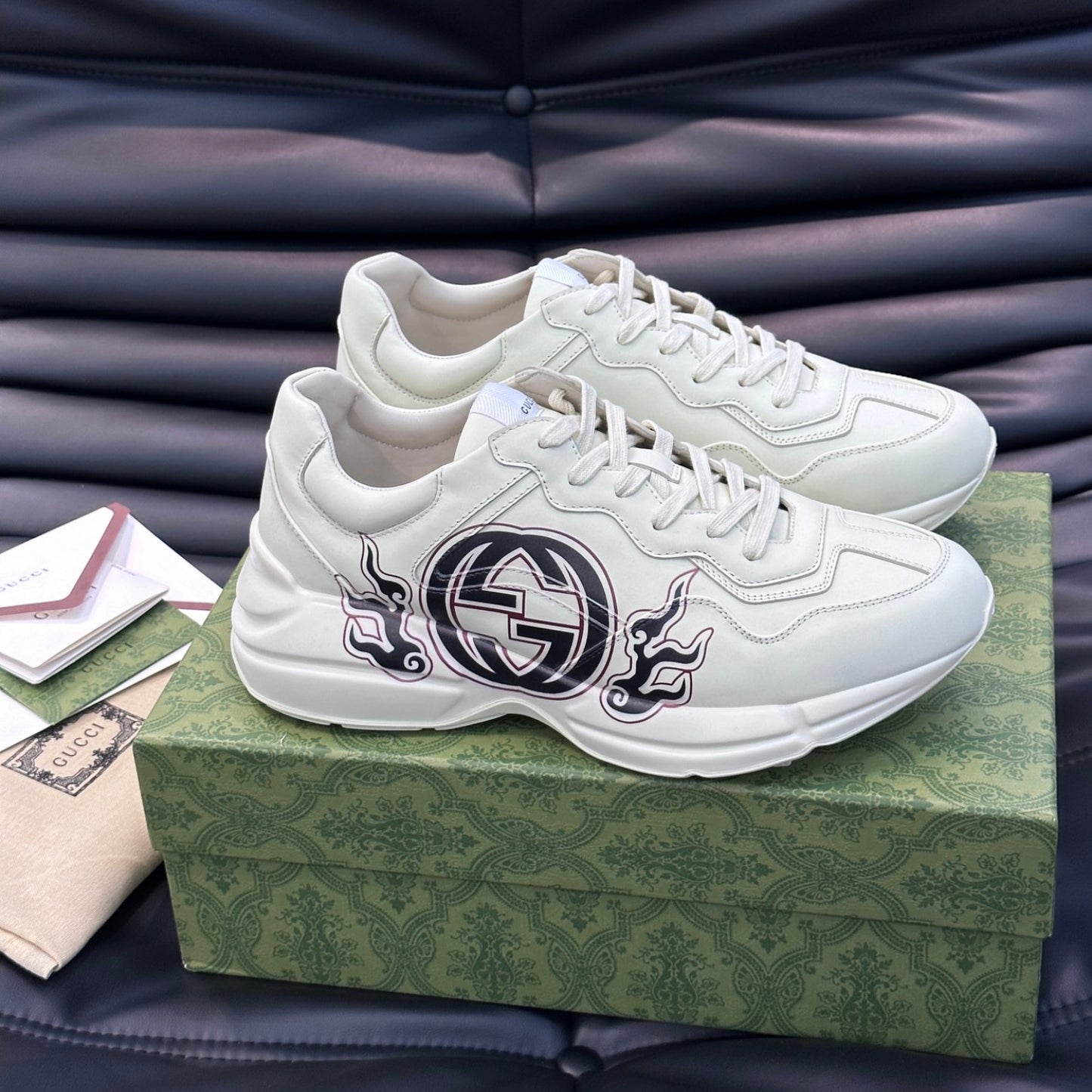 Tenis GG Rhyton com logo preto e vermelho detalhes