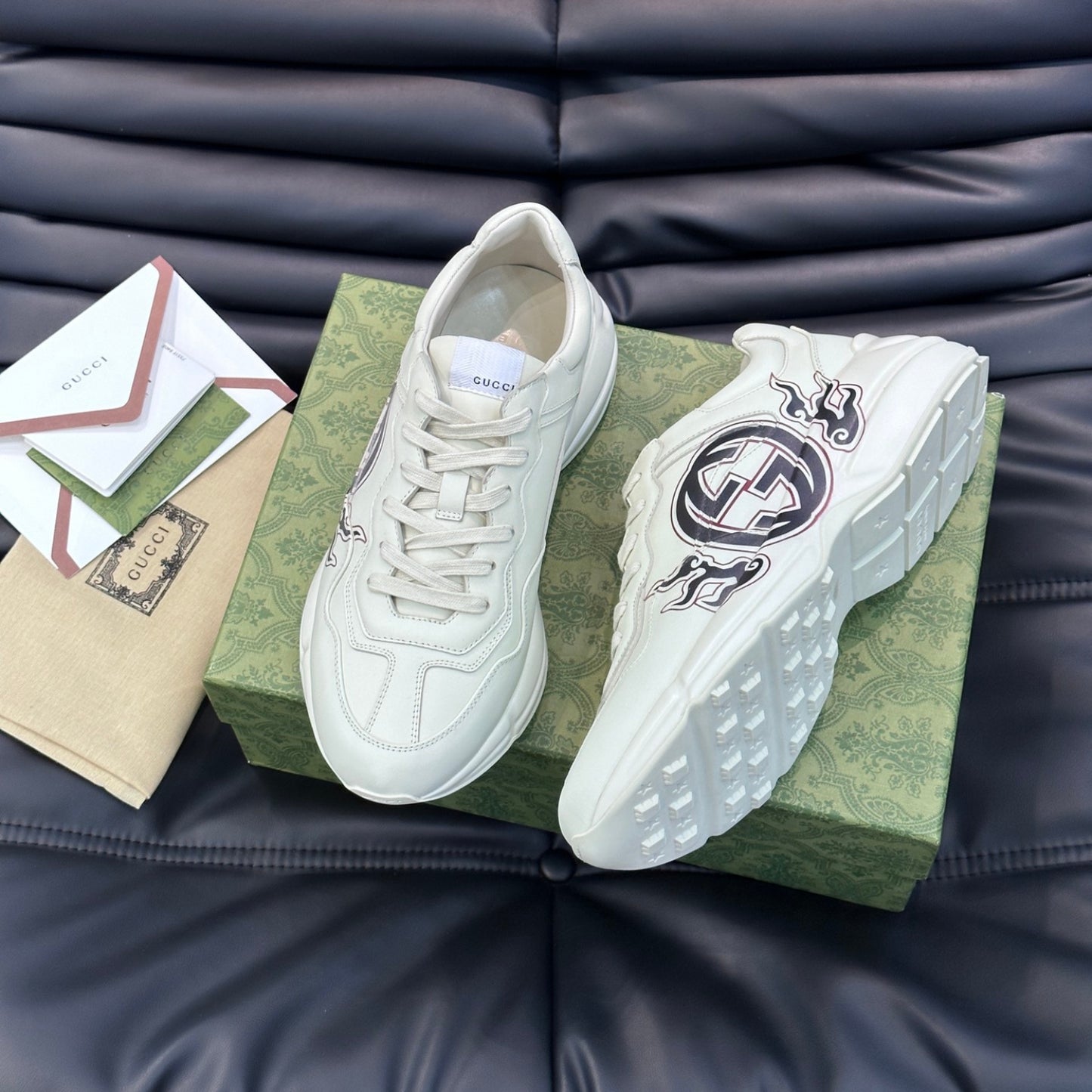 Tenis GG Rhyton com logo preto e vermelho detalhes