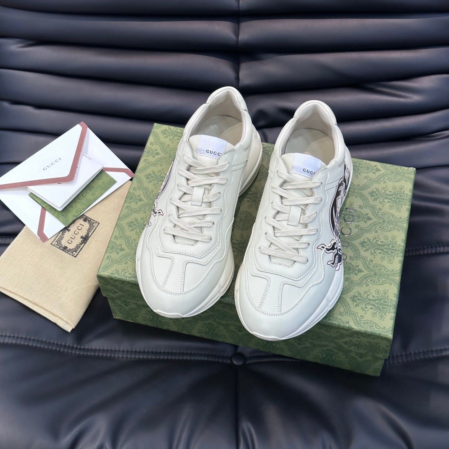 Tenis GG Rhyton com logo preto e vermelho detalhes