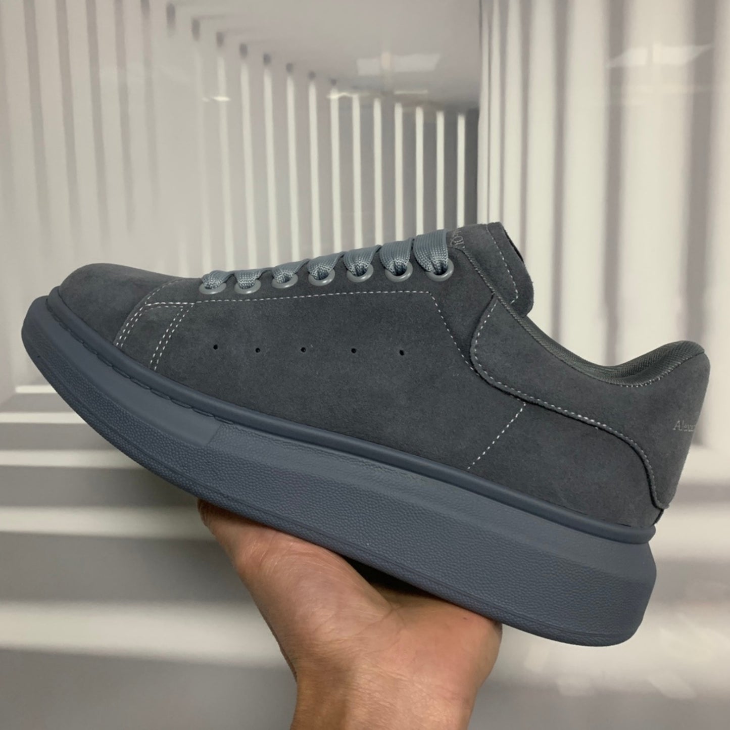 Tênis A Mcq Oversized Couro Cinza