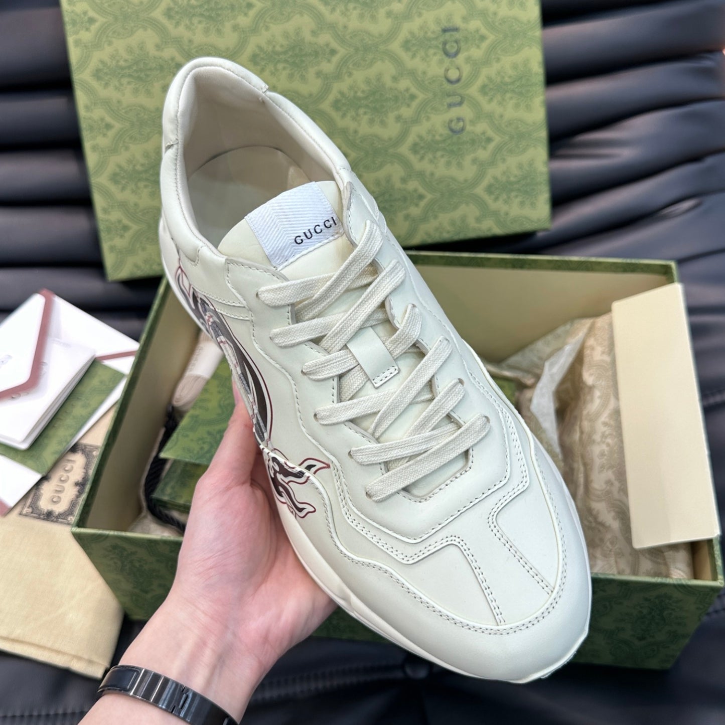 Tenis GG Rhyton com logo preto e vermelho detalhes