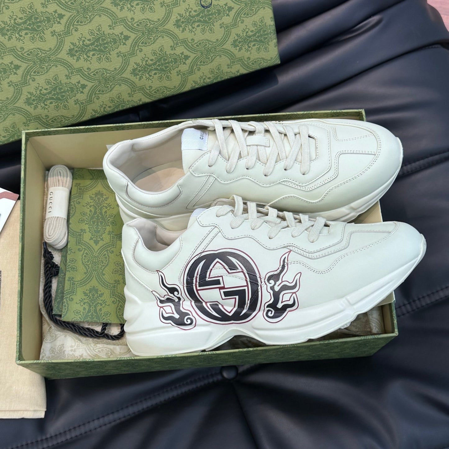 Tenis GG Rhyton com logo preto e vermelho detalhes